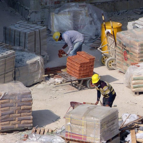 绿色指南建材与出行栏目编辑陈屿在装修工地现场查看板材截面并记录环保标识信息的实地走访画面